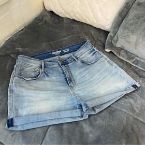 denizen from levi’s high-rise jean shorts